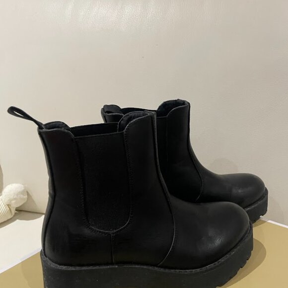 Dirty Laundry Black Chelsea Boots - womens size 6 - Picture 2 of 3